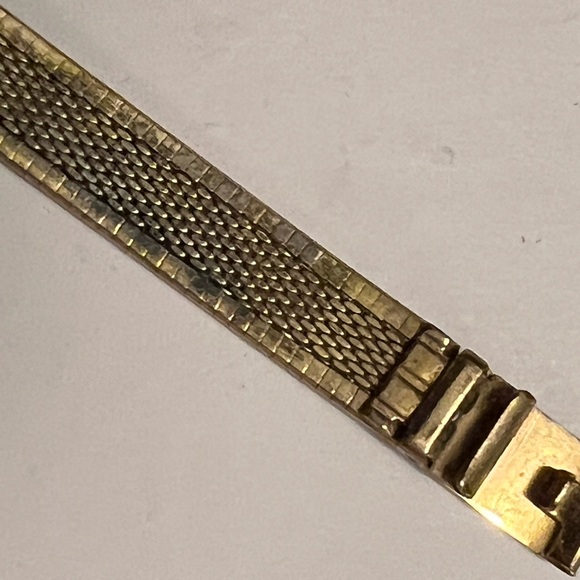 WALTHAM DIAMOND QUARTZ vintage HONG KONG  90s? Watch textured matte gold dainty - Picture 4 of 7